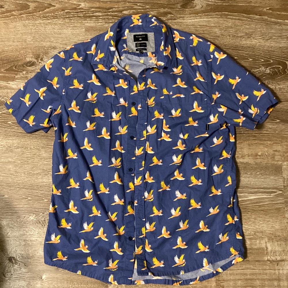 Quicksilver modern fit short sleeve button down bird shirt size men’s XL
